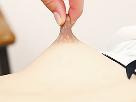 女の子同士で乳首を吸ったり舐めたり引張ったり摘んだり勃起させるレズ　サンプル画像06